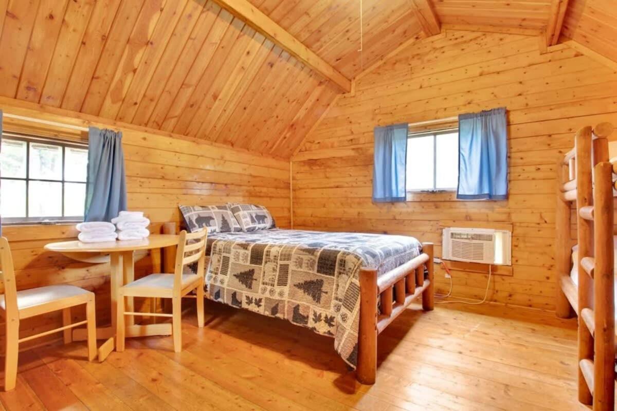 Lovely Rustic Cabin In Блумінгтон Екстер'єр фото